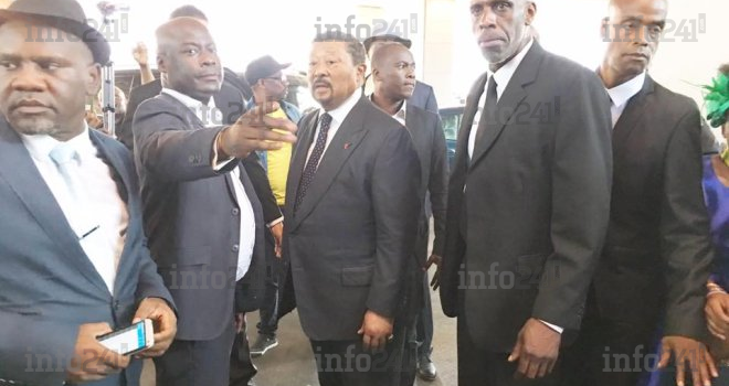 Jean Ping accueilli en «&nbsp;chef d’Etat&nbsp;» pour son arrivée triomphale en France 