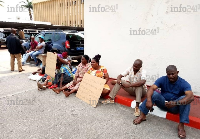 Des agents licenciés de l’AGP 3 ans plus tôt, sur le pied de guerre devant le Trésor public