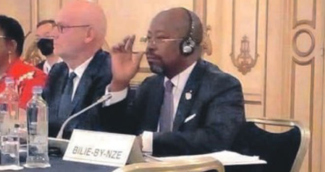Alain Claude Bilie-By-Nze conspué par des activistes gabonais en plein forum à Bruxelles