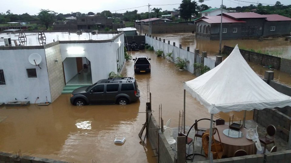 En images&nbsp;: Akanda se réveille sous les eaux diluviennes