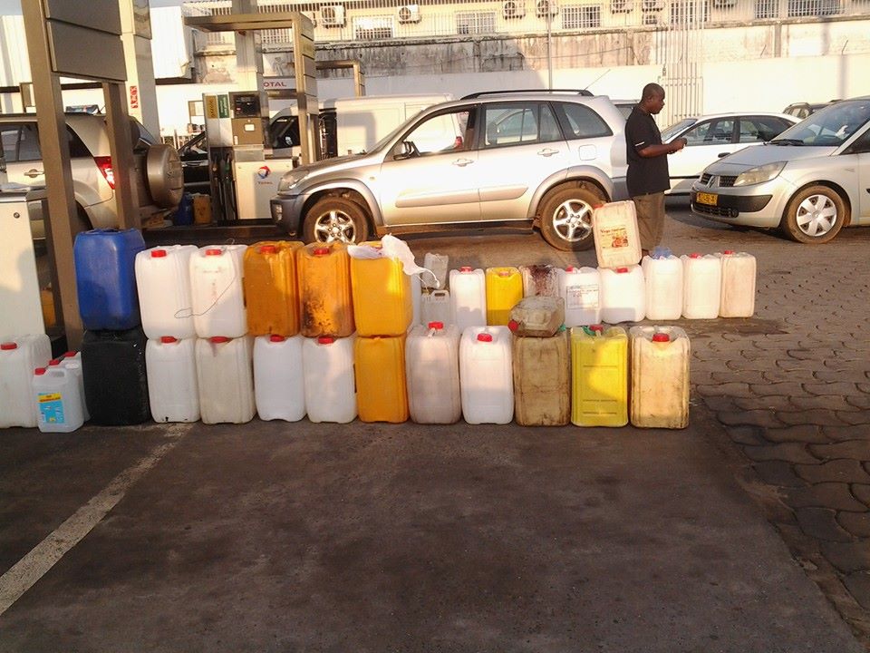 Les difficultés d’approvisionnement en carburant des usagers de Libreville en images